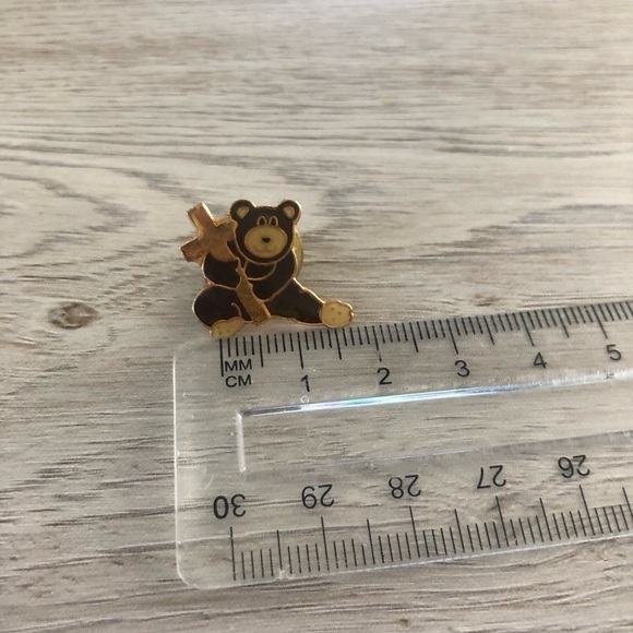 Vintage Bear Cross Label Pin - Picture 2 of 3